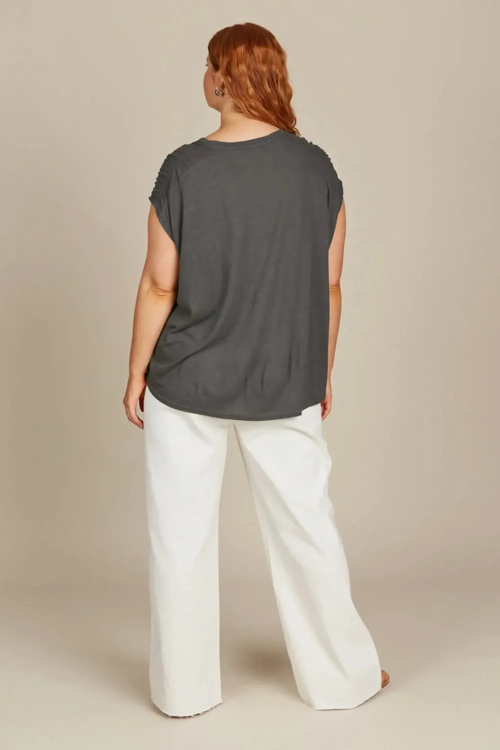 isle_of_mine_sabine_tshir_2.webp Isle Of Mine Sabine TShirt - Graphite Best